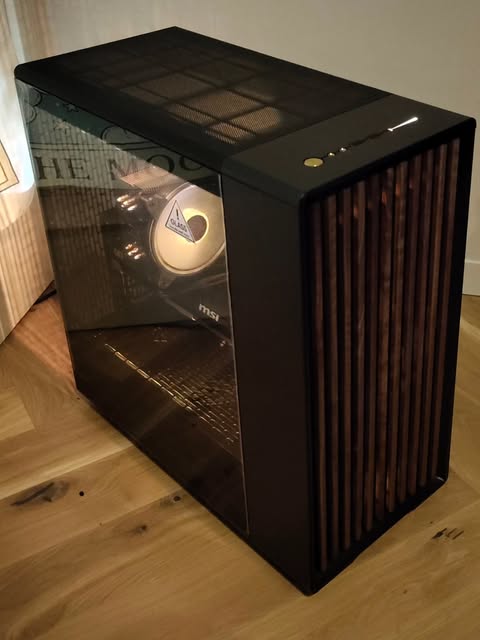 Specialbyggd Fractal North-dator med träfront och glas